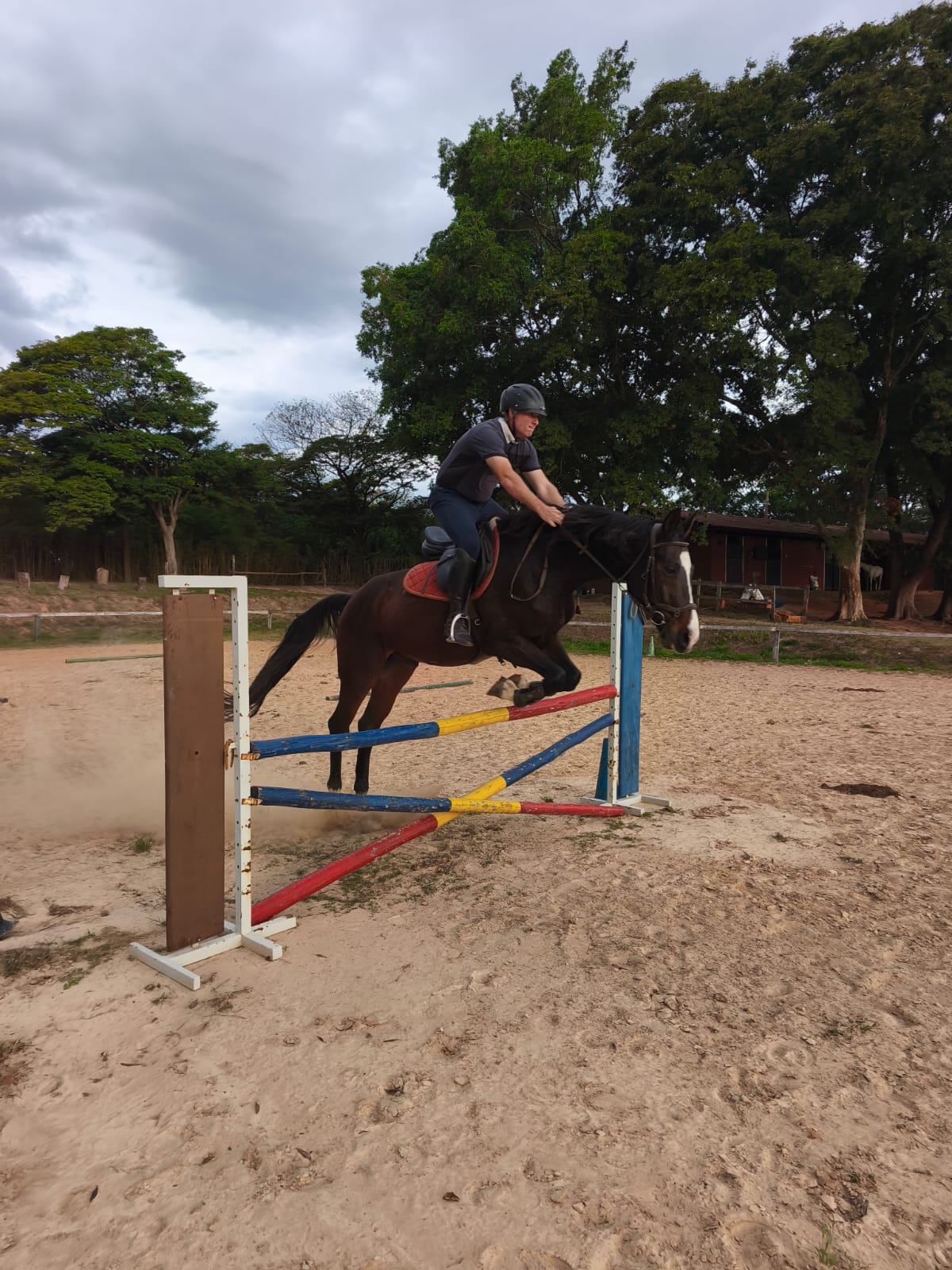 Aluno praticando salto na pista da Hípica Fred Amaral